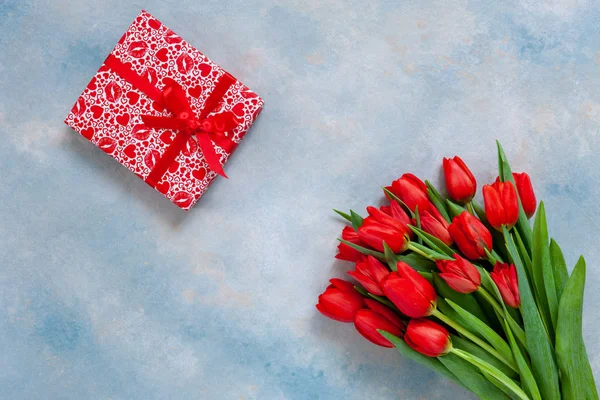 Boeket Van Rode Tulpen Geschenkdoos Met Rood Lint Concept Voor — Stockfoto