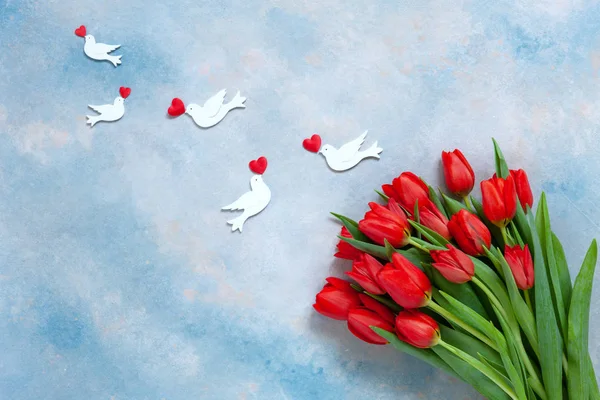 Strauß Roter Tulpen Und Weißer Taubenfiguren Mit Rotem Herz Konzept — Stockfoto