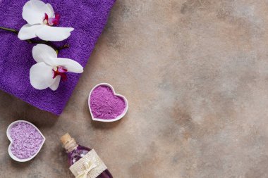 Orkide çiçek, aroma deniz tuzu, deniz mineral özü, doğal kozmetik kil ve havlu. Doğal cilt bakımı. Sağlık ve güzellik için Spa seti. Yakın çekim, görünümü top