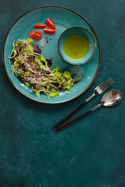 Daun Salad Bayi Campur Segar Porselen Organik Tumbuh Dengan Minyak — Stok Foto
