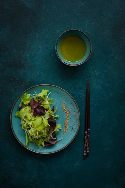 Salad Bayi Campur Segar Dengan Minyak Zaitun Dan Sumpit Pada — Stok Foto