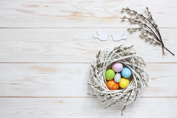 Sarang Hiasan Paskah Dengan Telur Dekoratif Berwarna Warni Patung Merpati — Stok Foto