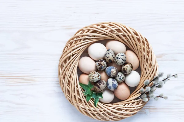 Sarang Hiasan Paskah Dengan Telur Dekoratif Berwarna Warni Patung Merpati — Stok Foto