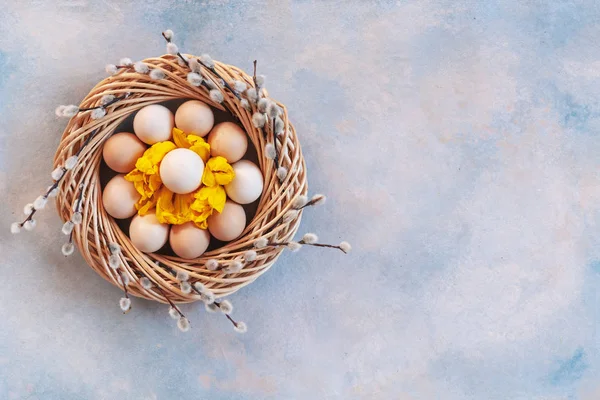 Пасхальне прикраса гніздо, кицька верба, натуральні яйця. Вид зверху — стокове фото