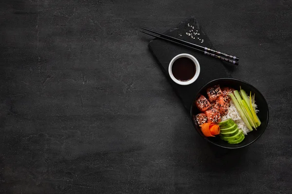 Colorida Comida Asiática Moda Sushi Poke Bowl Con Subida Pepino — Foto de Stock