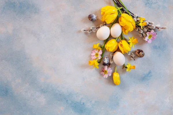 自然鶏とウズラの卵のイースター装飾パターン 上面図 クローズ アップ フラット ホワイトの木製の背景の上に置く — ストック写真