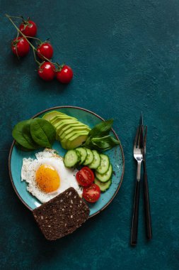 Sahanda yumurta taze sebze ve beton yeşil zemin üzerine çavdar ekmeği. Üstten görünüm, yakın çekim, flatlay