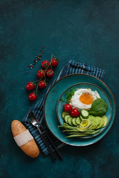 Telur Goreng Dengan Sayuran Segar Dan Roti Dengan Latar Belakang — Stok Foto