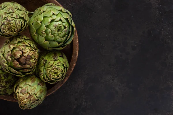 Close Photo Fresh Artichoke Old Wooden Bowl Top View Dark — Stock Photo, Image