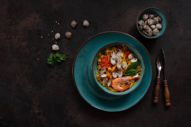 Deniz ürünleri makarna Tagliatelle istiridye, karides ve sebze yakın çekim 
