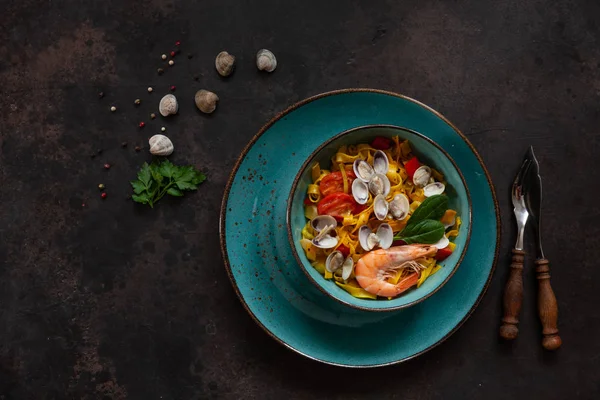 Tutup Dari Pasta Seafood Tagliatelle Dengan Clams Udang Dan Sayuran — Stok Foto