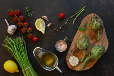 Tablo taze enginar ve zeytin yağı, domates, limon ve sarımsak ile yeşil kuşkonmaz demet Üstten Görünüm