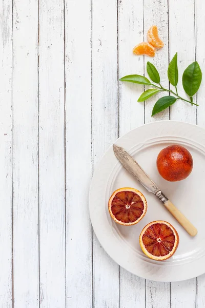 Friss Vér Narancssárga Gyümölcs Fehér Lemezre Kés — Stock Fotó