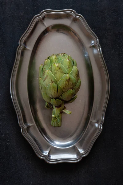 Pemandangan atas hijau artichoke segar pada piring logam — Stok Foto