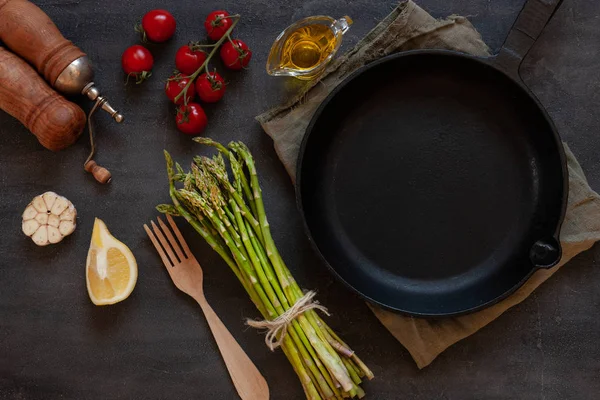 Pemandangan utama asparagus segar, minyak zaitun, tomat, lemon dan garl — Stok Foto