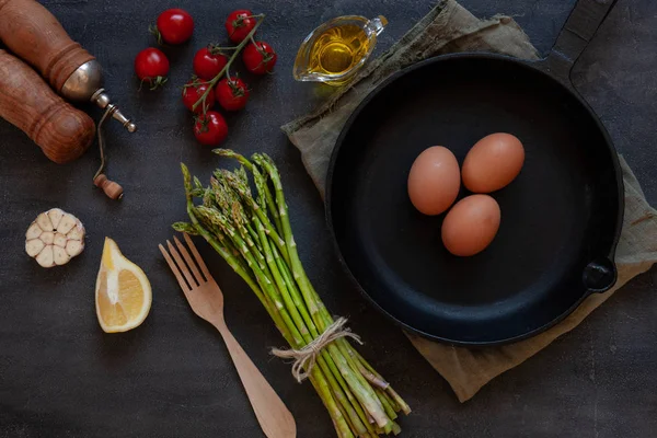 Pemandangan utama asparagus segar, minyak zaitun, tomat, lemon, bawang putih — Stok Foto