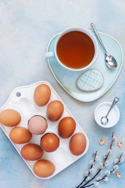 Великодні прикраси візерунок великодніх курячих яєць і кицька б — стокове фото
