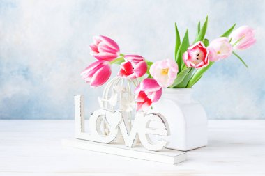 Gökyüzü mavi zemin üzerine vazo içinde taze Pembe Lale buketi. Con