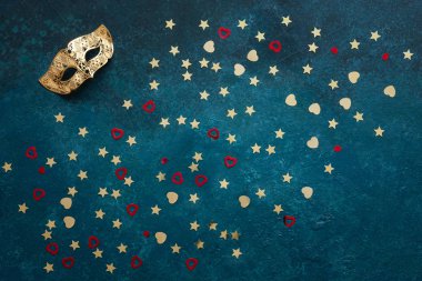 Karnaval maskeleri ve altın glitter konfeti. «Ana sayfa» görünümü, üzerinde kapat 