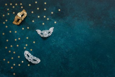 Karnaval maskeleri ve altın glitter konfeti. «Ana sayfa» görünümü, üzerinde kapat 