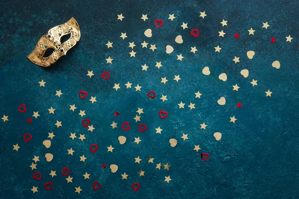 Maschere di carnevale e coriandoli glitter d'oro. vista dall'alto, primo piano — Foto Stock