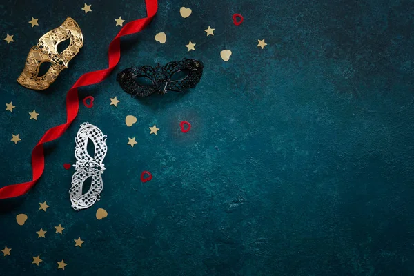 Karnaval maskeleri ve altın glitter konfeti. «Ana sayfa» görünümü, üzerinde kapat 