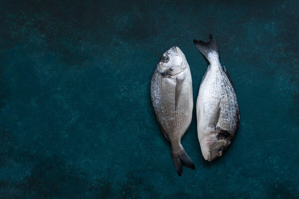 Свежая рыба Дорадо на синем столе. Вид сверху, пространство для копирования
. 