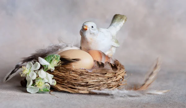 Dekorasi Paskah easter telur di sarang dan mainan burung . — Stok Foto