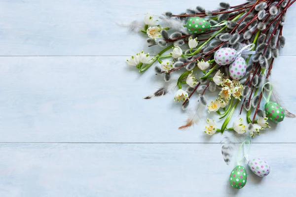 Decorazione pasquale Uova di Pasqua, micio salice e bucaneve. Top v — Foto Stock