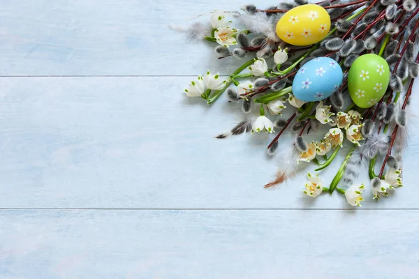 Decorazione pasquale Uova di Pasqua, micio salice e bucaneve. Top v — Foto Stock