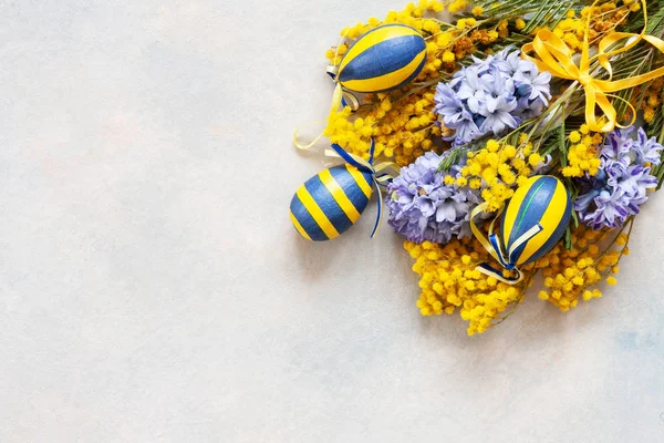 Easter decoration with Easter eggs, mimosa and hyacinths. Top vi — Stock Photo, Image