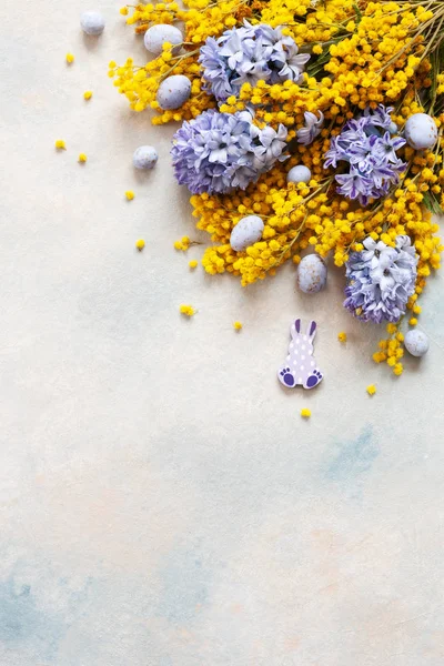 Decorazione pasquale con uova di Pasqua, mimosa e giacinti. Superiore vi — Foto Stock