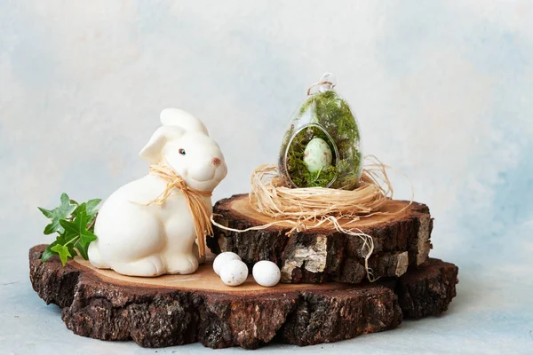 Tutup dekorasi Paskah Telur Paskah, kelinci dan ivy . — Stok Foto