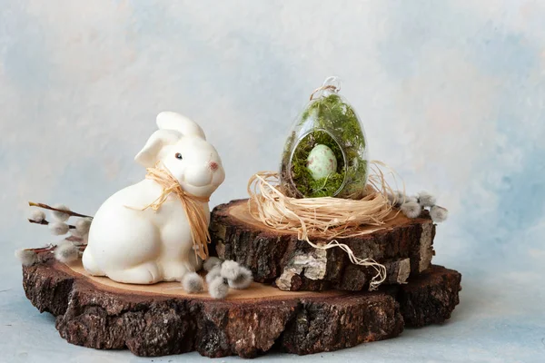 ปิดการตกแต่งอีสเตอร์ ไข่อีสเตอร์ในรัง กระต่าย — ภาพถ่ายสต็อก