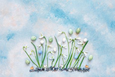 Kar damlaları ile bahar Paskalya çiçek arka plan, Paskalya yumurtası