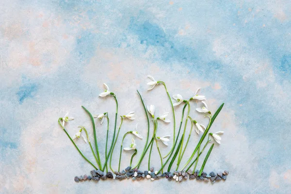 Wiosna kwiatowy tło z snowdrops, jajka wielkanocne i niewiele — Zdjęcie stockowe