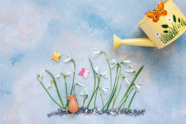 Spring floral background with snowdrops, butterflies figurines, — Stock Photo, Image