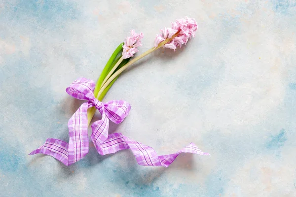 Bouquet di primavera con giacinto rosa sullo sfondo del cielo blu — Foto Stock