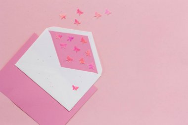 Pembe kağıt backgrou pembe zarf pembe kelebekler