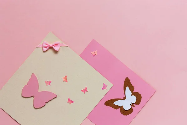 Фигирины бабочки на фоне розовой бумаги — стоковое фото
