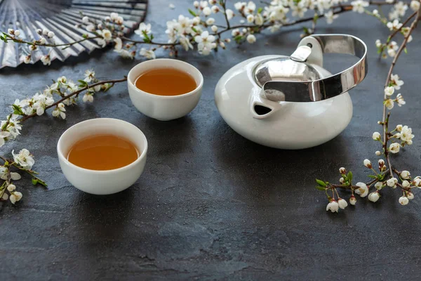 Närbild av vita porslin asiatiska te set med grönt Japan te — Stockfoto