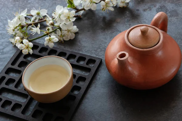 Dekat keramik Asia teh ditetapkan dengan teh hijau Jepang — Stok Foto