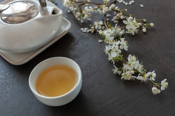 Tutup porselen putih. Teh Asia dengan teh hijau Jepang. — Stok Foto