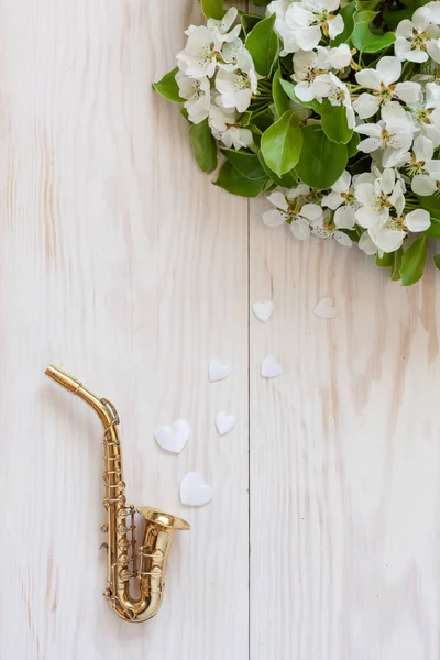 リトルゴールデンサクソフォン、白いハート形のフィギュアとブロッソ — ストック写真