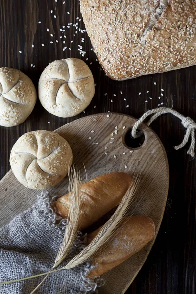 Pan tradicional recién horneado y orejas de trigo — Foto de Stock