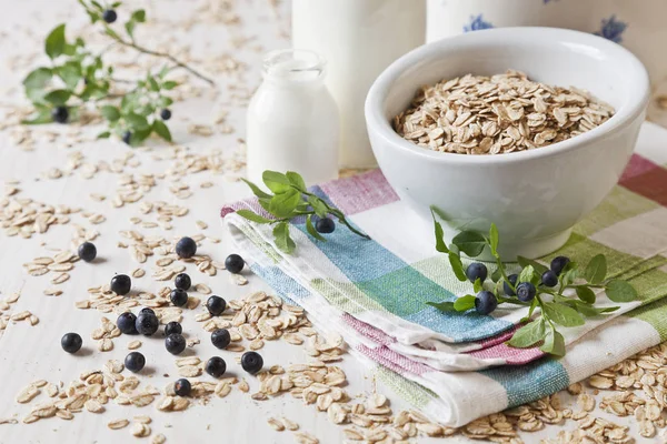 Sarapan buatan sendiri yang berguna. Bubur gandum, susu dan blueberry — Stok Foto