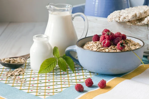 Sarapan buatan sendiri yang berguna. Bubur gandum, susu dan raspberry — Stok Foto