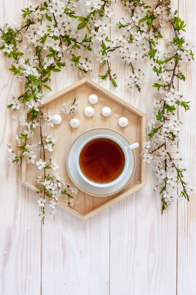 Uzavřete fotografický šálek čaje a sladké merinque — Stock fotografie