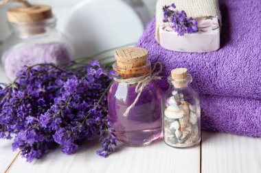 Lavanta çiçekleri, lavanta sabunu, aromatik deniz tuzu ve havlular. C
