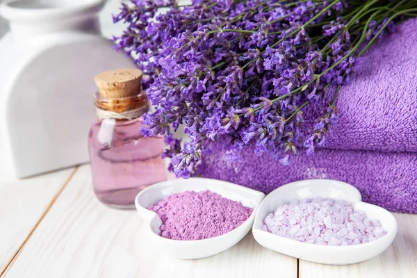 Levandule květiny, levandulová kosmetika, aromatická mořská sůl — Stock fotografie
